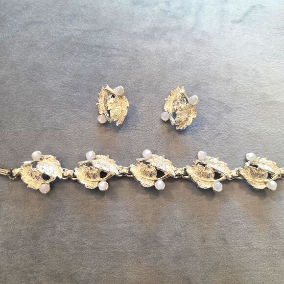 Vintage Silver Costume Jewelry Sets Bracelet and Clip On Earrings. - Picture 5 of 8